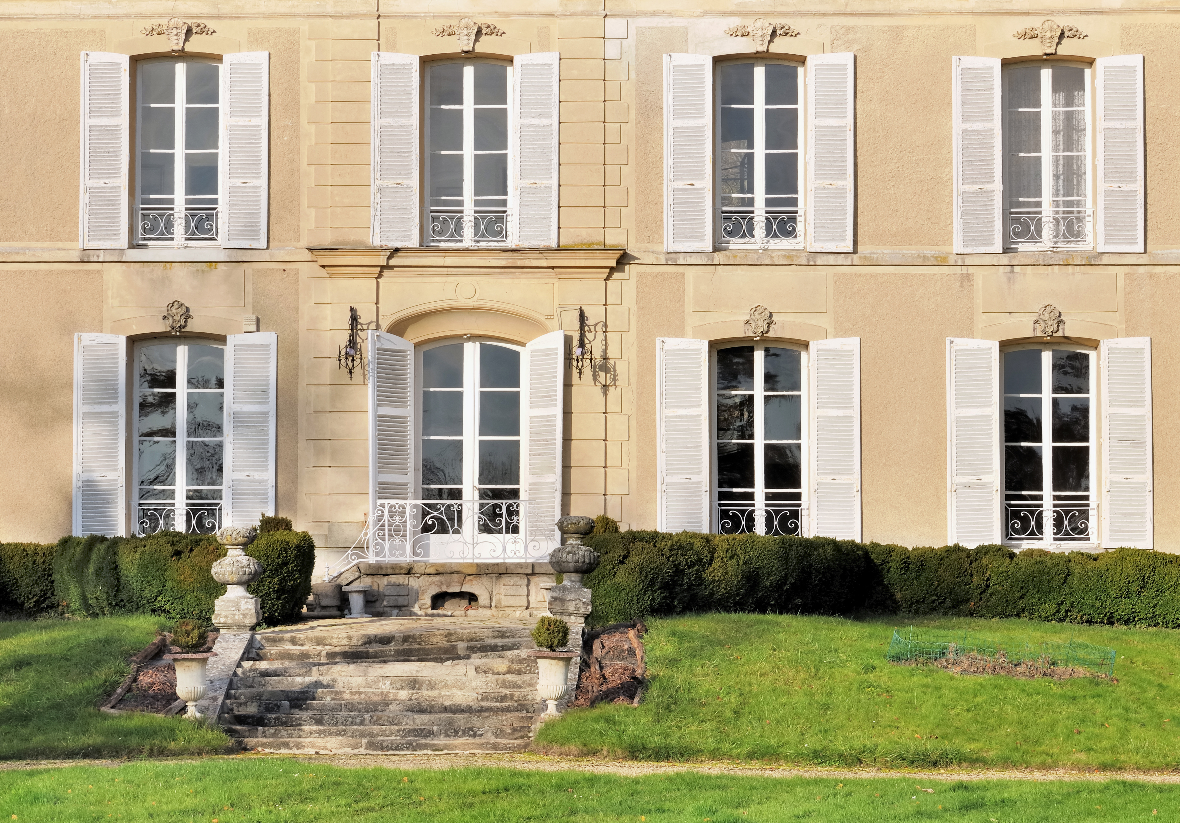 Pourquoi choisir des volets persiennés pour ma maison ? 