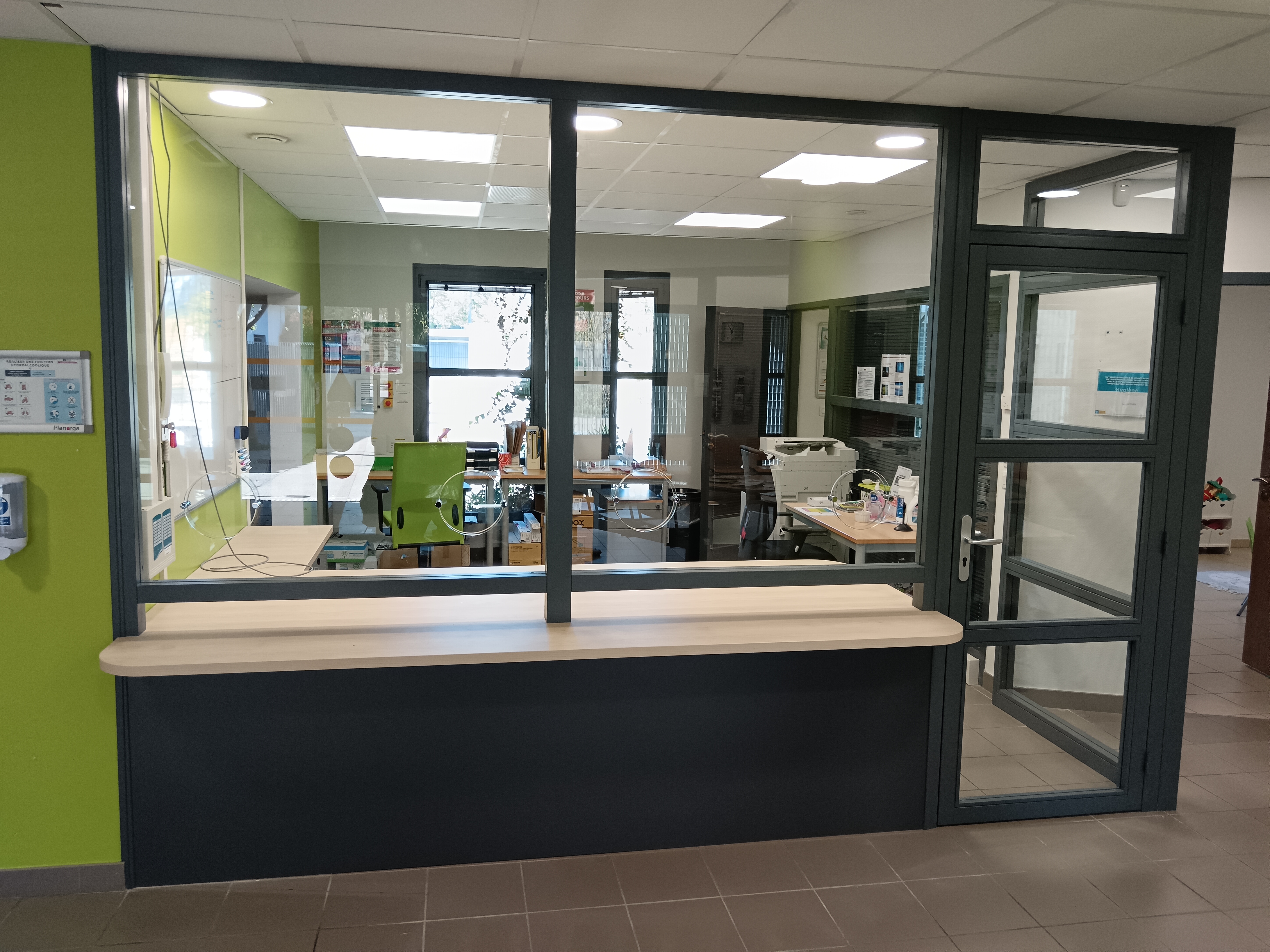 Réalisation sur mesure : une banque d´accueil fonctionnelle et esthétique