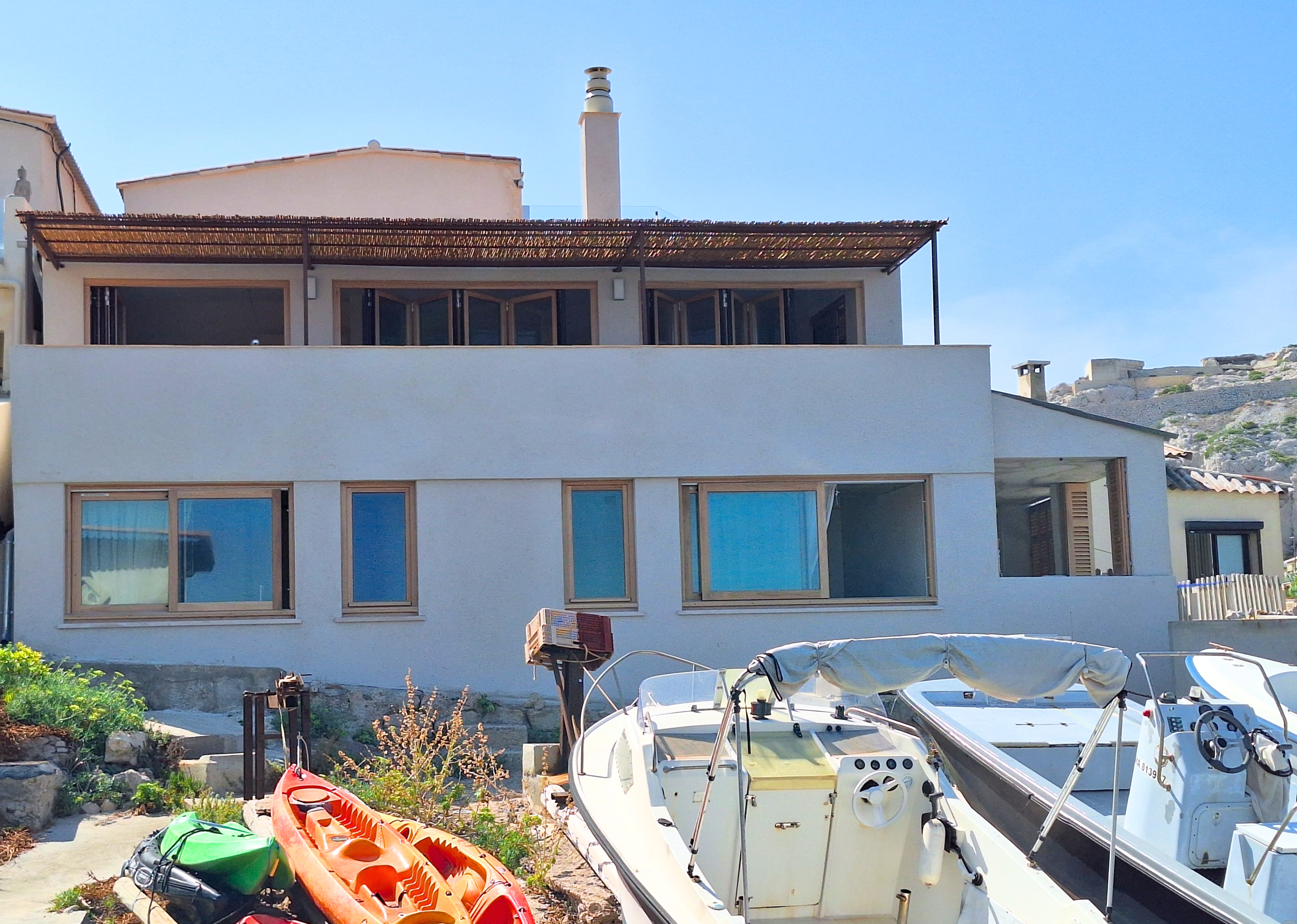 Menuiseries bois sur mesure aux Goudes à Marseille : un chantier d´exception réalisé